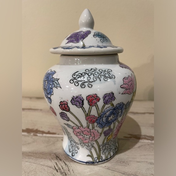 Vintage Chinese Temple Jar - Picture 4 of 9